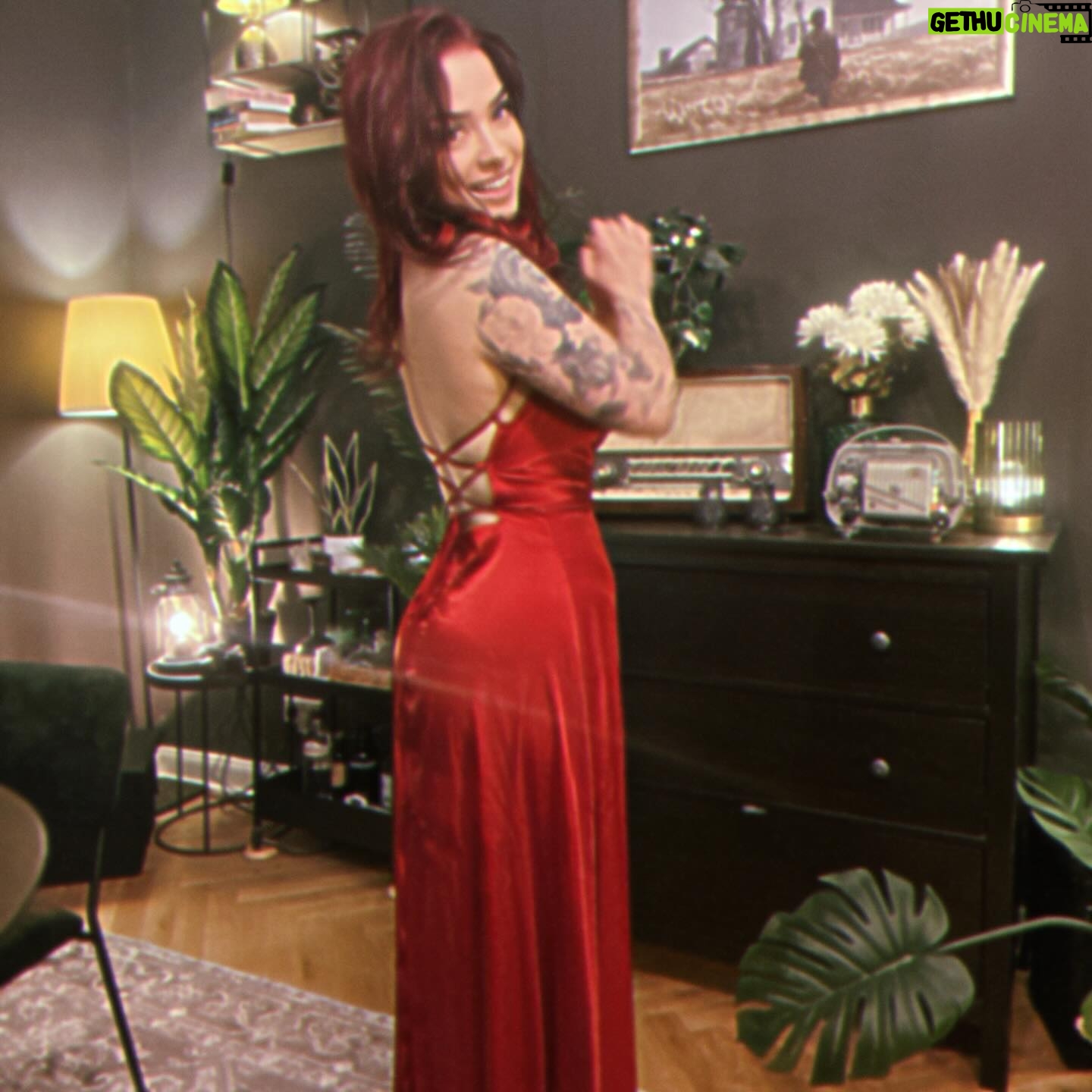 Nastassja Strobel - 7.9K Likes - Habe gestern ein Kleid getragen.
Das ist der Post.