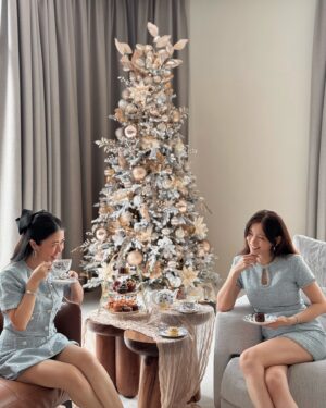Natalia Ng Instagram - The only tea being spilled here is positivi-tea 🫖✨

Deep in my taitai—red era tho 😮‍💨 especially with managing a new home and two under two! Reserved space and energy only for things that spark joy these days and some of those things are: 1) my gorgeous tea set from @noritakemy— featuring delicate chinoiserie motifs as an ode to my wedding banquet theme— and 2) the company of a fellow high-tea aficionado @ladyju 🥰 

Tea time at home just got elevated and celebrating the first of many of these occasions adorned in none other than @duchessandco ✨