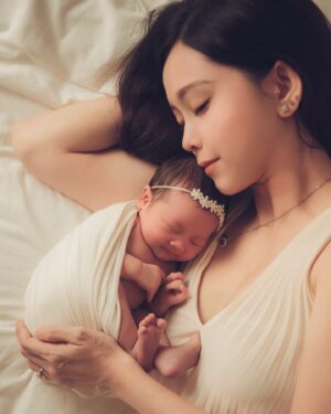 Natalia Ng Instagram - I get to love you 🥹

#ShotAt2Weeks #TwoUnderTwo 

Special thank you to @newbondcare confinement center for arranging our newborn family photoshoot; conveniently shot in-house making our whole experience incredibly smooth and fuss-free!