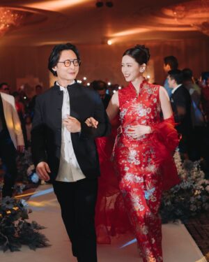 Natalia Ng Instagram - Something old and something new ❤️❤️‍🔥 A special flashback feature in celebration of our 2nd Wedding Anniversary 🥰 

During our wedding banquet (22.11.23), I re-wore my 接新娘 Tea Ceremony custom Qi Pao by @khoonhooi @khoonhooiofficial as my second march-in look— my “something old”— well not exactly old old, but it was first worn on October 17, 2022; the momentous day we swore vows to one another ❤️ (swipe 🔛 to get a doubly flashback to 17.10.22)

As for my “something new”, we added on a gorgeous sheer extension shawl with airy feathers custom made to give an extra pizzazz and complete my finale look at our wedding banquet night the following year 😍

Happy 2nd Anniversary, my @benik_varenik ❤️ Gotta say, it’s been pretty awesome doing life witchu 🥰 #BenTieTheNat 

Gold & jade necklace & earrings & ruby ring set | @lavinnewyork_diamond