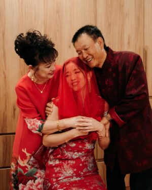 Natalia Ng Instagram - Something old and something new ❤️❤️‍🔥 A special flashback feature in celebration of our 2nd Wedding Anniversary 🥰 

During our wedding banquet (22.11.23), I re-wore my 接新娘 Tea Ceremony custom Qi Pao by @khoonhooi @khoonhooiofficial as my second march-in look— my “something old”— well not exactly old old, but it was first worn on October 17, 2022; the momentous day we swore vows to one another ❤️ (swipe 🔛 to get a doubly flashback to 17.10.22)

As for my “something new”, we added on a gorgeous sheer extension shawl with airy feathers custom made to give an extra pizzazz and complete my finale look at our wedding banquet night the following year 😍

Happy 2nd Anniversary, my @benik_varenik ❤️ Gotta say, it’s been pretty awesome doing life witchu 🥰 #BenTieTheNat 

Gold & jade necklace & earrings & ruby ring set | @lavinnewyork_diamond