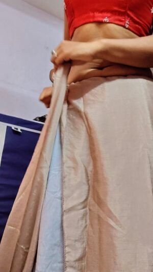 Neelam Singha Instagram - Ami saree pora sikhchi 😅