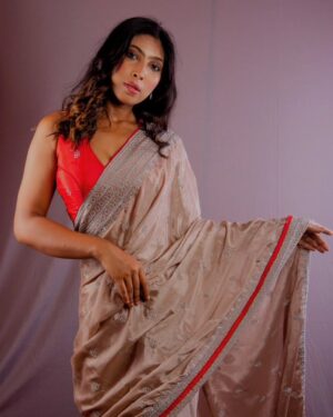 Neelam Singha Instagram - কমনীয়তা হল একমাত্র সৌন্দর্য যা কখনো ম্লান হয় না, ঠিক শাড়ির মতো।

@soumendusengupta 
@salma.mollick.7739