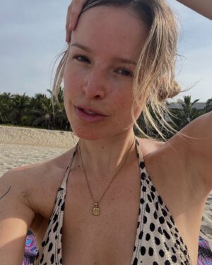 Nikki King Instagram - Me puedes encontrar en la playa