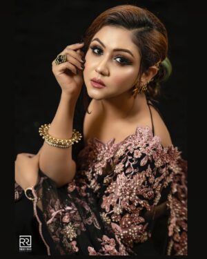 Nishat Priom Instagram - Red carpet look for @ottdc_awards 
@dailystar_bd 
Wardrobe: @safiya_sathi ♥️
Jewellery : @rongoboti_online 
Makeover : @makeoverfinesse 
Photography: @rakesh_rakib_ll 

#Nishat_Priom #dailystarott #RedCarpetGlam #nishat #priom #actress #bangladeshiactress #dailystar #glamlook