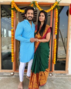 Nitya saxena Instagram - Idham Agnaye Swaaha 🔥🙏

New Beginnings 😎🤩

@nitya.saxena1186 @viyaofficial #anchorravi #princessviya