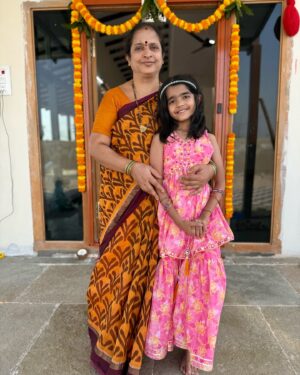 Nitya saxena Instagram - Idham Agnaye Swaaha 🔥🙏

New Beginnings 😎🤩

@nitya.saxena1186 @viyaofficial #anchorravi #princessviya