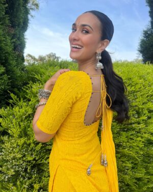 Nityaami Shirke Instagram - Channeling my inner simran, except, I’m also the mustard field 🌻🥲

#iykyk #filmythings #ddlj #bollywood #love