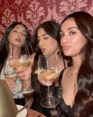 Nityaami Shirke Instagram - Just minding mine 🍸🖤

#explore #fyp #melbourne