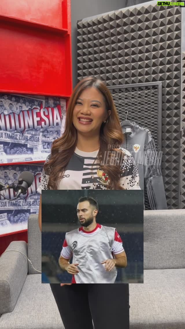 Noella Sisterina - 693 Likes - Tebak Siapakah Aku edisi pemain timnas Indonesia bareng @noellasisterina!🙌

Kira-kira JEBREEETeam bisa tebak berapa pemain nih?🤩

#JEBREEET #JEBREEETmedia #JEBREEETIndonesia