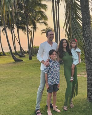 Noureen DeWulf Instagram - Mele Kalikimaka from Hawaii! 🎄 traveling with 6 kids under 9 years old 🤪 Send help… or just Mai Tai’s