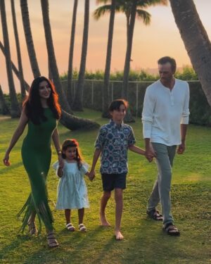 Noureen DeWulf Instagram - Mele Kalikimaka from Hawaii! 🎄 traveling with 6 kids under 9 years old 🤪 Send help… or just Mai Tai’s