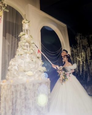 Onic Vior Instagram - akhirnya ada yg lebih tinggi dari suami ku :) little details of our wedding✨ take me back!