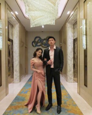 Onic Vior Instagram - Our TingJing Ceremony. L’amour de ma vie
.
.
MUA : @kunsoomakeupartist 
Dress : @etiquette_white