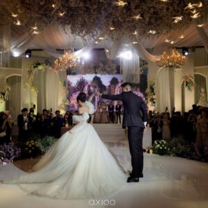 Onic Vior Instagram - 07.12.24🕊️
.
.
organize @maxima_pro
concept & styling @themajestic.project
decoration @steve_decor
venue @ritzcarltonpacifiplace
gown @cindytandiyah
Robe @cynthiatan__
hairpiece @leciel.design
Makeup @kunsoomakeupartist
Hairdo Bride @rurypadwa
Shoes @sachlirene_tfota
suit @samuelwongso @wonghangtailor 
Gown moms @jessicadoracouture @shintadewi_fashion
Jewelery Vior & moms @diamondnco.id
Makeup moms @sherlykartika
Makeup Vior’s sister : @shintiamakeup
Lighting system @delight_jkt 
photograph @axioo
video @axioo
Video live streaming @viding.co
Live music & sound system : @luxevoirid 
Invitation @graciatheinvitation
Digital Invitation & rsvp : @pentamoo.id
Giftbox groomsmen & bridesmaid @nouvity
Handbouquet @clarkia.floristy @clarkia.project
Souvenir @toko_handuk
Photobooth @theholograil
master of ceremony @boywilliam @lucintaluna_manjalita @lafinaa
Wedding cake @barley.cake
Led screen @princesspro.id
Wedding Ring @passionjewelry
Animation @dfactory_ 
Hashtag @hashtagtalks.id