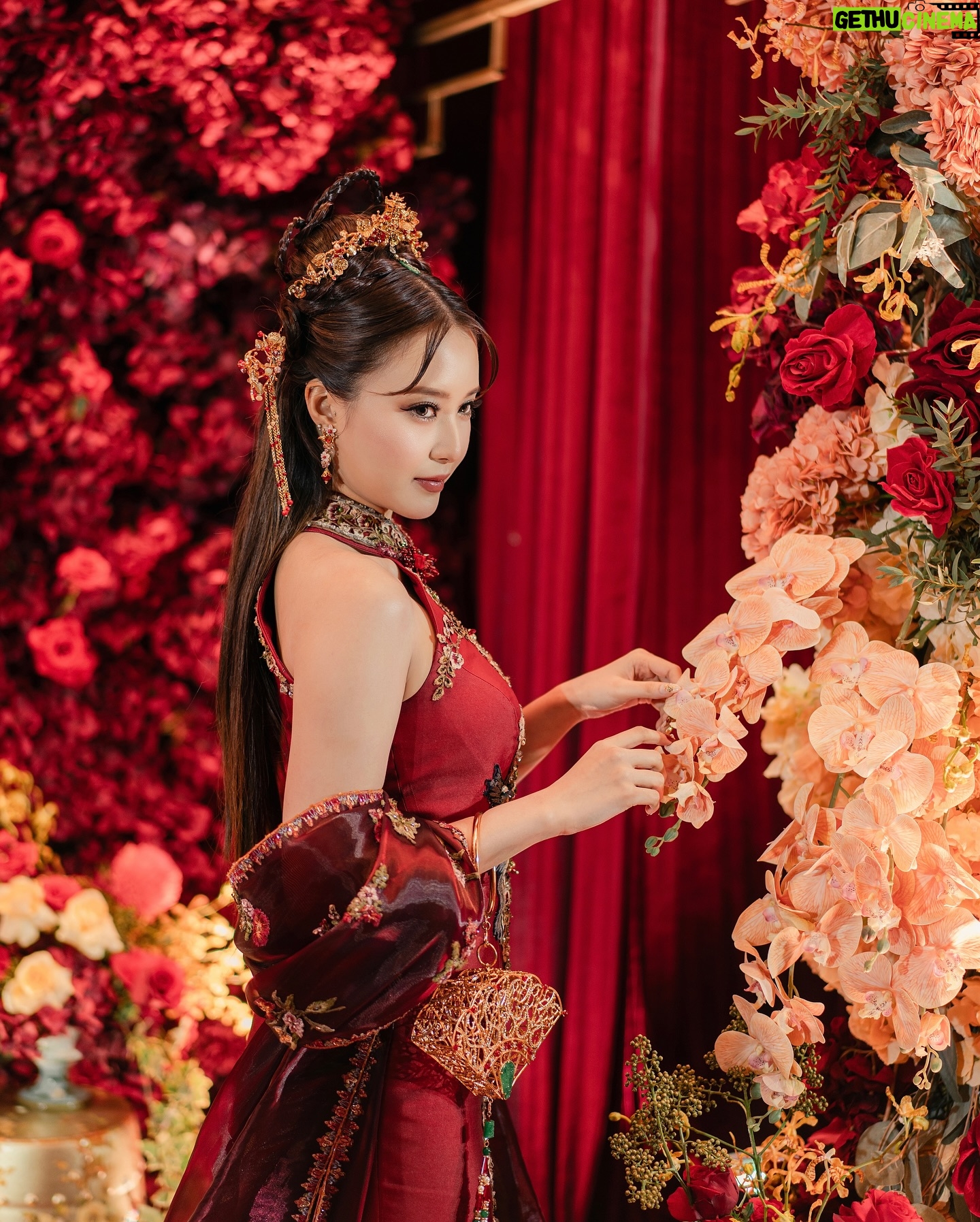 Onic Vior - 851.4K Likes - Our Magical Sangjit Day🏮💍
.
.
Organize @maxima_pro
Concept & Styling @themajestic.project
Decoration @steve_decor
Hantaran styling @themajestic.project
Cheongsam @stellalunardy
Changsan @wonghangtailor @samuelwongso
All accessories @leciel.design
Makeup @kunsoomakeupartist
Sangjit heels @sachlirene_id @sachlirene_tfota
Gown moms @cynthiatan__
Jewelery moms @diamondnco.id
Makeup moms @sherlykartika
Lighting system @delight_jkt
Hampers @eloquence__id
Photograph @axioo
Video @axioo
Nails @shanail.id
Cake @barley.cake
Master of ceremony @aldoorusli
Venue @intercontinentaljakarta
.
#VIOReverwithVINCENT
