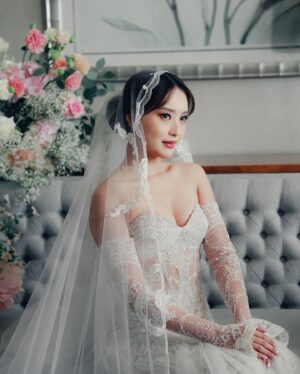Onic Vior Instagram - akhirnya ada yg lebih tinggi dari suami ku :) little details of our wedding✨ take me back!