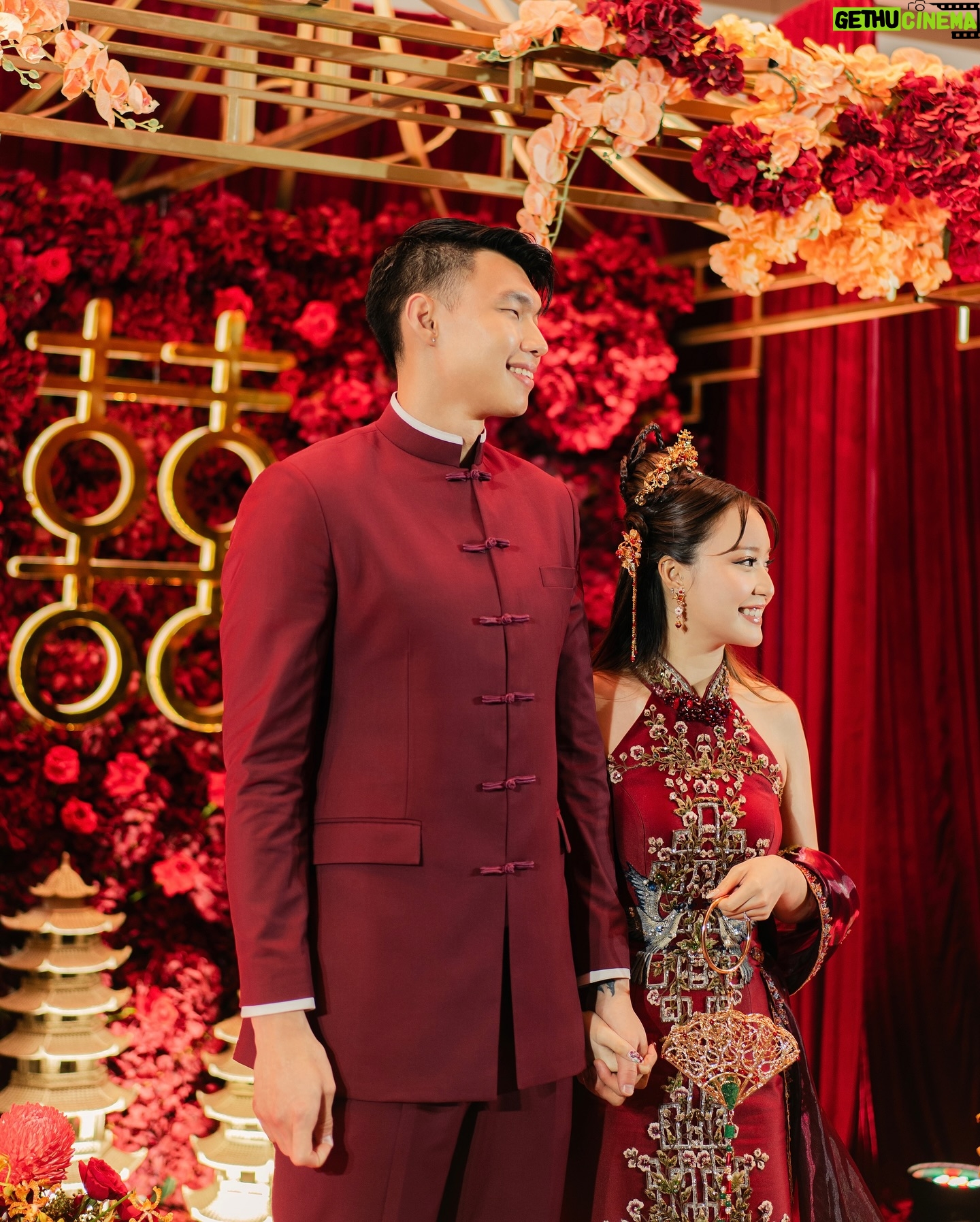 Onic Vior - 851.4K Likes - Our Magical Sangjit Day🏮💍
.
.
Organize @maxima_pro
Concept & Styling @themajestic.project
Decoration @steve_decor
Hantaran styling @themajestic.project
Cheongsam @stellalunardy
Changsan @wonghangtailor @samuelwongso
All accessories @leciel.design
Makeup @kunsoomakeupartist
Sangjit heels @sachlirene_id @sachlirene_tfota
Gown moms @cynthiatan__
Jewelery moms @diamondnco.id
Makeup moms @sherlykartika
Lighting system @delight_jkt
Hampers @eloquence__id
Photograph @axioo
Video @axioo
Nails @shanail.id
Cake @barley.cake
Master of ceremony @aldoorusli
Venue @intercontinentaljakarta
.
#VIOReverwithVINCENT