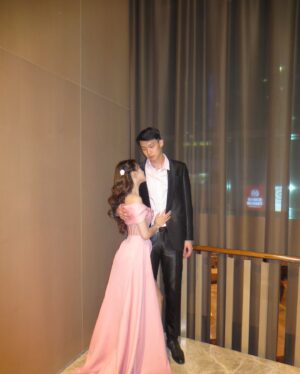 Onic Vior Instagram - Our TingJing Ceremony. L’amour de ma vie
.
.
MUA : @kunsoomakeupartist 
Dress : @etiquette_white