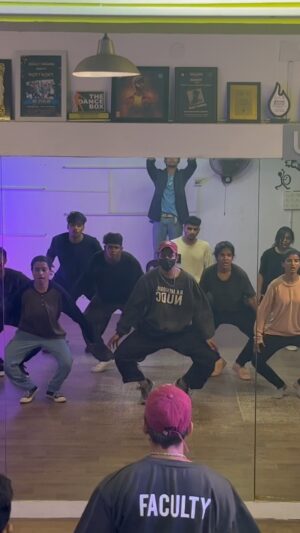 Paal Dabba Instagram - Come and dance with us on every SATURDAY AND SUNDAY 7-8pm at @theunitedgroovesdance 
…
#class #unitedgrooves #mcstan #mcstanoficial #snake #dance #choreography