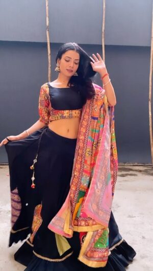 Palak Singh Instagram - Jai mata di 
🙏🏻❤️

Outfit - @look_at_that.official

#navratri #navratrispecial #designed #lehngacholi #navratrilehengacollection2023 #patchwork #ghagracholi