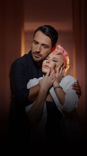 Pamela Spence Instagram - Hem yağmuru seviyo’sun hem şemsiye taşıyo’sun..
Canım Pamela ile söylediğimiz yepyeni şarkımız HEM bu gece 00:00’da tüm dijital müzik platformlarında, klibiyle de resmi YouTube kanalımda.. 
.
.
.
#newmusic #muzik #trend