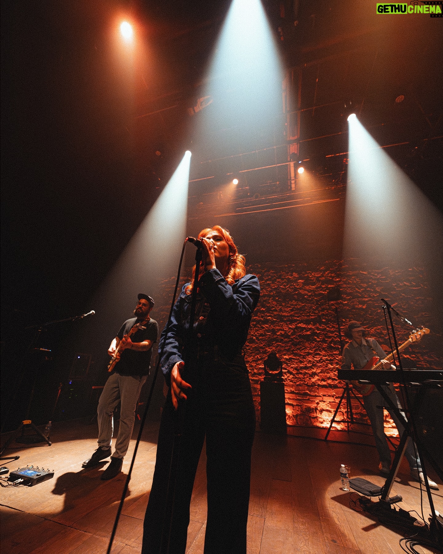 Paola Perrin - 4.6K Likes - C’était fou, c’était beau, c’était doux,c’était la dernière de la tournée, on a fini en beauté.
Merci merci merci merci merci ! 🦊
@ilanbrk_ 📸 (t’es trop fort)
@initialsbab 👖
@victorlecomte__ 👩🏼🦰