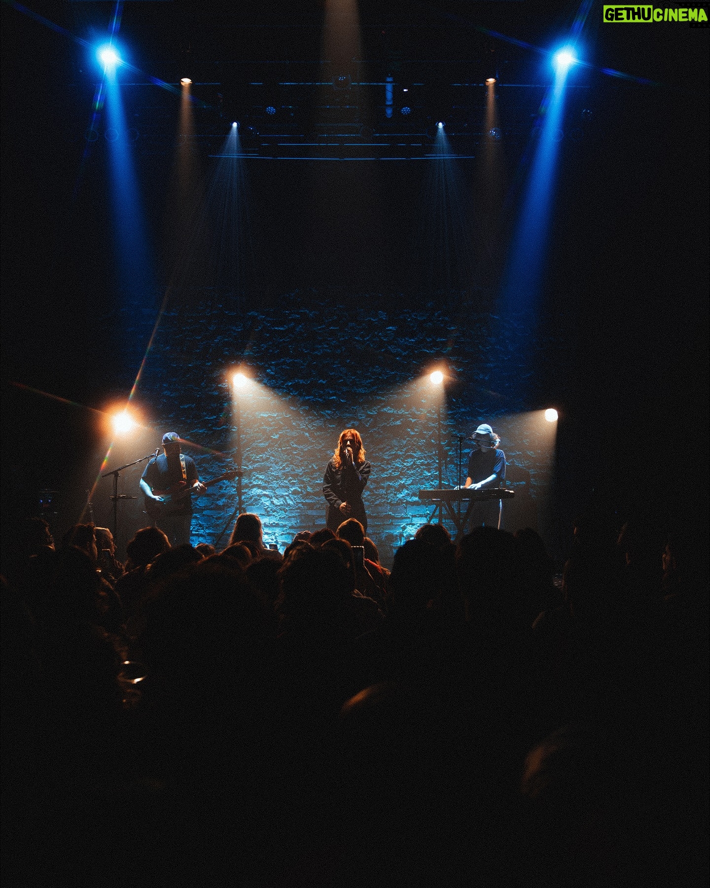 Paola Perrin - 4.6K Likes - C’était fou, c’était beau, c’était doux,c’était la dernière de la tournée, on a fini en beauté.
Merci merci merci merci merci ! 🦊
@ilanbrk_ 📸 (t’es trop fort)
@initialsbab 👖
@victorlecomte__ 👩🏼🦰