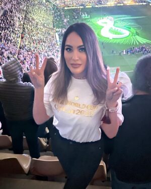 Paola Saulino Instagram - Paolina Mondiale ⚽️🥅🏟️
Non saprei da dove cominciare. Ho fatto non so quante foto e video. Una finale di un mondiale dal vivo, è un’esperienza che auguro a tutti gli amanti del calcio come me.
Per il calcio ho fatto svariati sacrifici, parto spesso, viaggio, per assistere a match importanti,investo tempo ed energia, e non solo, perché tutto è complicato, i permessi i visti per i vari paesi (per non parlare durante il periodo Covid, era un macello con le carte e i pass…) eppure a me come rende felice lo stadio 🏟️ nulla mai. Mi annoio spesso in discoteca, la gente mi parla di cose che non mi interessano, e non ho abbastanza amici che seguono il calcio come me e sono disposti a muoversi e pagare un prezzo per seguire le partite, e allora parto sola, viaggio, viaggio per amore, provo a vedere come va, prendo un pugno in faccia, e ritorno allo stadio, ovunque nel mondo, e se possibile sempre di più, come nel calcio come nella vita e soprattutto in amore, MAI NESSUNA SCONFITTA NEL CUORE DI CHI LOTTA: ANCORA, ANCORA, DATEMENE ANCORA!
In un mondo dove vedete i reality show che vi chiudono le emozioni e il cervello vi auguro di seguire il Calcio (nel suo concetto più vero,no sponsor e organizzazioni) che vi aiuta a crescere, a rialzarsi,ad accettare, ad essere costante, a meritare vittorie e digerire sconfitte, che vi aiuta a sognare, a dare di più, anche un po’ a caxxeggiare, ad arrabbiarsi e poi ritornare ad amare, a perdonare i propri errori, e a fidarsi dell’altro, a rispettare i ruoli, ad essere creativi ma allo stesso tempo disciplinati, vi auguro calcio, quello vero, per un futuro migliore, per un futuro di chi non si arrende e va dritto per la sua strada a prendersi ciò che gli spetta! W il calcio ⚽️ Lunga vita ai Mondiali, sperando di ritornarci presto perché l’Italia ha tutto per poter ritornare a rappresentarci al meglio 💙
Ti amo ⚽️ Ti amo nazionale mia mi raccomando fammi presto godere 😋😘