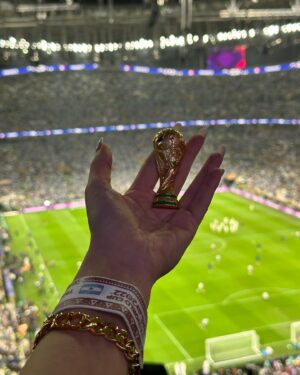 Paola Saulino Instagram - Paolina Mondiale ⚽️🥅🏟️
Non saprei da dove cominciare. Ho fatto non so quante foto e video. Una finale di un mondiale dal vivo, è un’esperienza che auguro a tutti gli amanti del calcio come me.
Per il calcio ho fatto svariati sacrifici, parto spesso, viaggio, per assistere a match importanti,investo tempo ed energia, e non solo, perché tutto è complicato, i permessi i visti per i vari paesi (per non parlare durante il periodo Covid, era un macello con le carte e i pass…) eppure a me come rende felice lo stadio 🏟️ nulla mai. Mi annoio spesso in discoteca, la gente mi parla di cose che non mi interessano, e non ho abbastanza amici che seguono il calcio come me e sono disposti a muoversi e pagare un prezzo per seguire le partite, e allora parto sola, viaggio, viaggio per amore, provo a vedere come va, prendo un pugno in faccia, e ritorno allo stadio, ovunque nel mondo, e se possibile sempre di più, come nel calcio come nella vita e soprattutto in amore, MAI NESSUNA SCONFITTA NEL CUORE DI CHI LOTTA: ANCORA, ANCORA, DATEMENE ANCORA!
In un mondo dove vedete i reality show che vi chiudono le emozioni e il cervello vi auguro di seguire il Calcio (nel suo concetto più vero,no sponsor e organizzazioni) che vi aiuta a crescere, a rialzarsi,ad accettare, ad essere costante, a meritare vittorie e digerire sconfitte, che vi aiuta a sognare, a dare di più, anche un po’ a caxxeggiare, ad arrabbiarsi e poi ritornare ad amare, a perdonare i propri errori, e a fidarsi dell’altro, a rispettare i ruoli, ad essere creativi ma allo stesso tempo disciplinati, vi auguro calcio, quello vero, per un futuro migliore, per un futuro di chi non si arrende e va dritto per la sua strada a prendersi ciò che gli spetta! W il calcio ⚽️ Lunga vita ai Mondiali, sperando di ritornarci presto perché l’Italia ha tutto per poter ritornare a rappresentarci al meglio 💙
Ti amo ⚽️ Ti amo nazionale mia mi raccomando fammi presto godere 😋😘