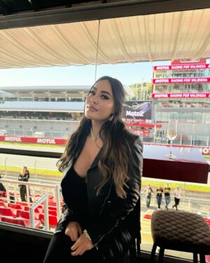 Paola Saulino Instagram - Scatti Rubati. Sto gioco della MotoGP è iniziato per caso, per cose personali, come pretesto, così dal Qatar di quest’anno (prima data del 2024 e mia prima data) dove non sapevo nulla, neanche cosa fosse un Paddock, che ci volessero dei Pass,dei Motorhome, ecc, nulla, insomma da marzo scorso ad ora ho scoperto un mondo. E in 10 gare ho capito un po’ di cose, qualcosa è più carina, qualcosa mi fa schifino e molte altre sono pressoché galvanizzanti. La sensazione è la seguente: è faticoso girare, è stancante tutta quella baracca … ma poi però ti piace, e non vuoi smettere. Se ci sei dentro, anche se con momenti di pausa e isolamento, poi alla fine vuoi spingere, o trovare il momento per spingere, o forse semplicemente vuoi vedere qualcuno spingere.
Praticamente dopo più di 20 anni abbiamo scoperto chi Spingeva i Cavalieri : SPINGITORI DI CAVALIERI PRESTO SU RIEDUCATIONAL CHANNEL !!! 🔜 #motogp #solidaritygp