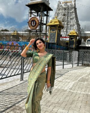 Parul Gulati Instagram - A trip to Tirupati to offer my heartfelt gratitude for the most incredible year. It’s been a journey of ups and downs, but every twist and turn has brought lessons that I’ll carry forever. I’m beyond grateful to have had the chance to visit this sacred place with my mum, by my beloved by my side ♥️

#tirupati #tirupatibalaji #balajitemple