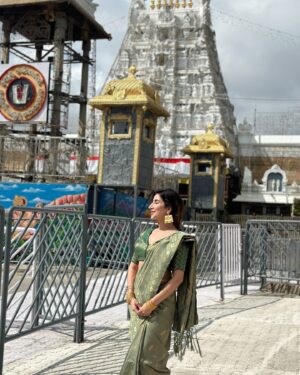 Parul Gulati Instagram - A trip to Tirupati to offer my heartfelt gratitude for the most incredible year. It’s been a journey of ups and downs, but every twist and turn has brought lessons that I’ll carry forever. I’m beyond grateful to have had the chance to visit this sacred place with my mum, by my beloved by my side ♥️

#tirupati #tirupatibalaji #balajitemple