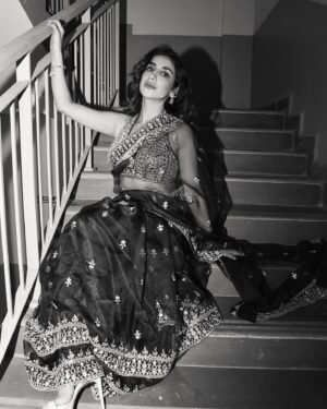 Parul Gulati Instagram - Apni dhun mein rehti hu… main bhi tere jaisi hu 

Shot by @shazzalamphotography 
Wearing @gopivaiddesigns 
PR @arthinteractive 
Jewellery @amamajewels