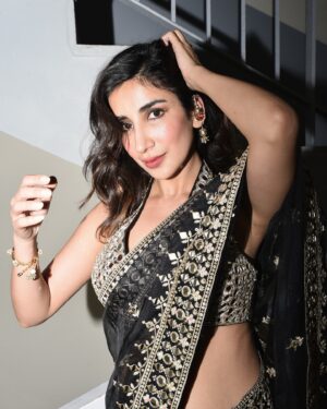 Parul Gulati Instagram - Apni dhun mein rehti hu… main bhi tere jaisi hu 

Shot by @shazzalamphotography 
Wearing @gopivaiddesigns 
PR @arthinteractive 
Jewellery @amamajewels