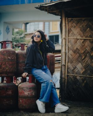 Payel De Instagram - Uhhhhlalaaaaaaaah 🤙🏻

📷 : @argha_giri 
👕 : @moodswings_styles 
🔗 : @rudrakshprnads 

#photooftheday #portraits #trending #explorepage #explore_calcutta #instafashion #winterfashion #winteroutfit #instadaily #kolkata #follow