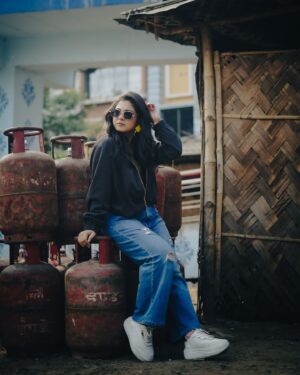 Payel De Instagram - Uhhhhlalaaaaaaaah 🤙🏻

📷 : @argha_giri 
👕 : @moodswings_styles 
🔗 : @rudrakshprnads 

#photooftheday #portraits #trending #explorepage #explore_calcutta #instafashion #winterfashion #winteroutfit #instadaily #kolkata #follow