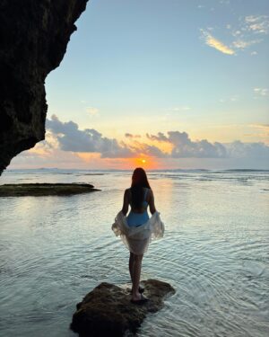 Priyanka Arya Instagram - Sharing Stories while walking on the 🏖️?

Bali | bali travel | travel influencer | travel and leisure | uluwatu bali | indian influencer