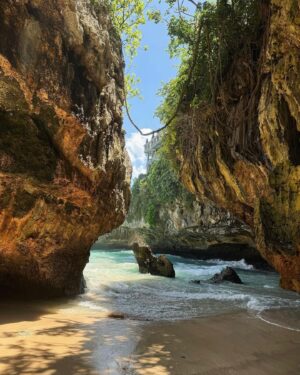 Priyanka Arya Instagram - Sharing Stories while walking on the 🏖️?

Bali | bali travel | travel influencer | travel and leisure | uluwatu bali | indian influencer