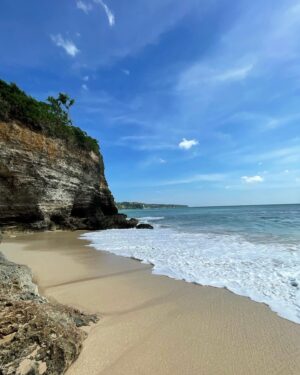 Priyanka Arya Instagram - Sharing Stories while walking on the 🏖️?

Bali | bali travel | travel influencer | travel and leisure | uluwatu bali | indian influencer