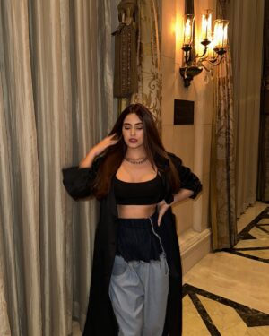 Priyanka Arya Instagram - Been a while we talked about you.

Deets 

Trench coat @freyja.global 
Top @zara 
Pants @thelabel.jenn