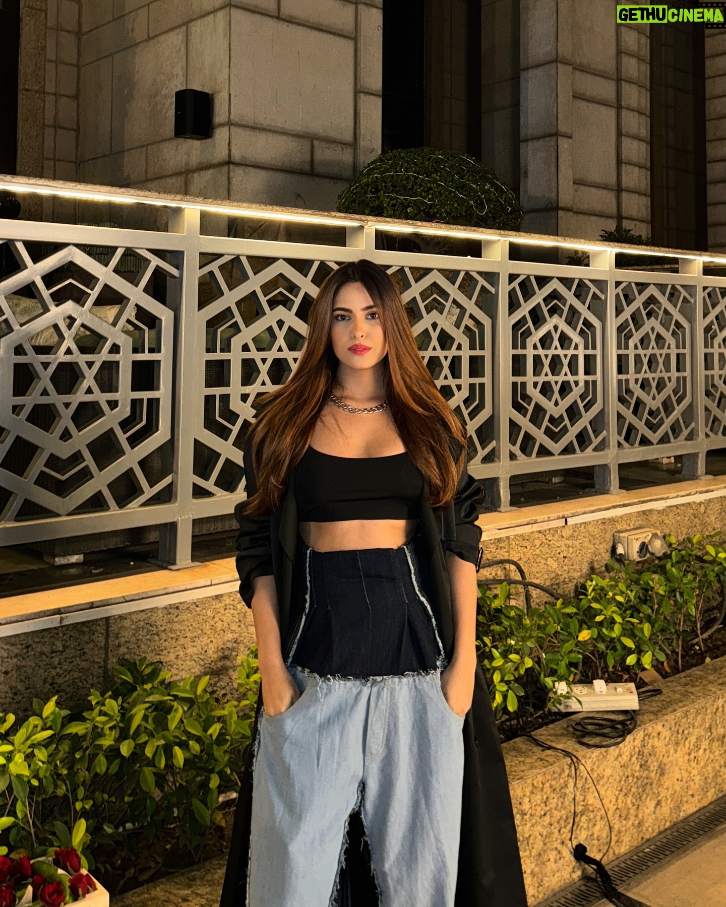 Priyanka Arya - 12K Likes - Been a while we talked about you.
Deets
Trench coat @freyja.global
Top @zara
Pants @thelabel.jenn
