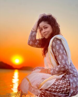 Priyanka Bharali Instagram - Sunset !! It’s my favourite colour 🌅🧡🥰🧿

thank you 
@joy_.boro 
@makeup_rupjyoti 

#sunset #sunsetlovers #goldenhour #priyankabharali #priyankabharaliofficial #priyankabharalifanclub #thankfulgratefulblessed #newpost #newpic #newphoto #sun #love #hope #joy #happy #blessed #assam #northguwahati #guwahati #india #beautifulsunset #🧡🌅❤️🧿