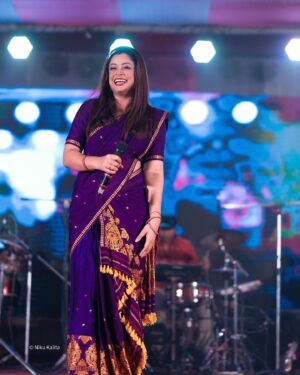 Priyanka Bharali Instagram - নাৰায়ণপুৰ হাইস্কুলৰ ৰূপালী জয়ন্তীৰ সাংস্কৃতিক সন্ধিয়াত গীত পৰিৱেশনৰ কিছু সুন্দৰ মূহুৰ্ত…এক অতি সুন্দৰ পৰিবেশত সকলোৰে অভূতপূৰ্ব সহাঁৰি আৰু মৰমে আমাক অতি উৎসাহিত কৰিলে। আপোনালোকে দিয়া এই মৰম, সহযোগ আৰু আশীৰ্বাদৰ বাবে আমি আপোনালোকৰ ওচৰত চিৰ কৃতজ্ঞ। সমূহ ৰাইজ তথা কৰ্মকৰ্তা সকললৈ আন্তৰিক ধন্যবাদ আৰু কৃতজ্ঞতা জ্ঞাপন কৰিছোঁ। সকলো কুশলে থাকক, পুনৰ লগ পাম 🙏🤗🧿
(08/12/2024)

Thank you @nikukalitaphotography 
@jinku_makeup 

#newphotos #live #liveperformance #livemusic #newpost #priyankabharali #priyankabharalilive #priyankabharaliofficial #priyankabharalifanclub #thankfulgratefulblessed #🙏🫶🏻🧿🧿🧿
