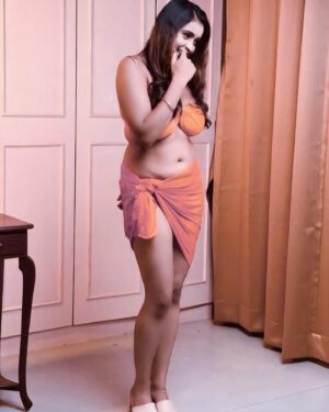 Priyanka Chaurasia Instagram - Bringing the heat with this sizzling orange dress.🧡🆚
#
#
#
#orangedress #fashionblogger #vintage #dress #outfit #fashionista #fashionstyle #onlineshopping #outfitoftheday #clothes #dream #orange #clothing #summervibes #dresses #ootdfashion #styleinspo #curly #desing #blackdress #reddress #piikuuuu