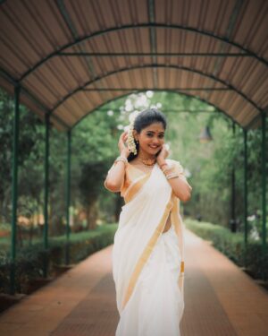 Priyanka Sanam Instagram - Chanchal maan ati random #priyankasanam 

Pc- @snehasisojha 

#south #southindian #southindianfashion #southindiansaree #look #fashion #grwm  #insta #instalike #instadaily #saree #sareelove #sareefashion #sareeindia #sareelovers #southindia #reels #tamil #tamilsong #telgusongs