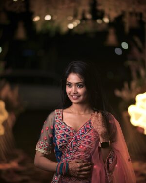 Priyanka Sanam Instagram - Definition of your poetry.. 🫶🏻✨🫶🏻 #. PC- @sumantpadhiphotography  #priyankasanam  #shaddi #look #instagram #instadaily #instalike