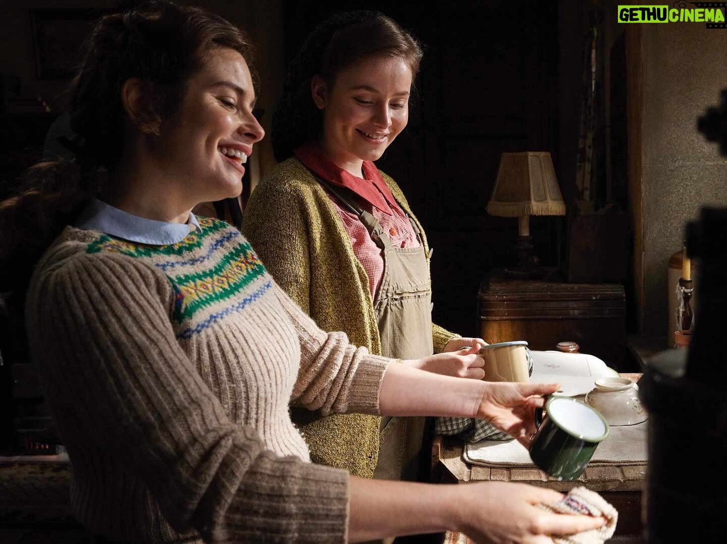 Rachel Shenton - 4.9K Likes - Christmas at Skeldale House is full of surprises 🎄 As Jimmy celebrates his first birthday, Mrs. Hall faces unexpected challenges and a special connection with an abandoned fox cub 🦊 Meanwhile, Tristan’s royal mission takes an amusing turn and James and Helen deal with family tensions 👀
📺 All Creatures Great and Small: Christmas Special, Monday 9pm
#AllCreaturesGreatAndSmall #Channel5 #NicholasRalph #AnnaMadeley #SamuelWest #CallumWoodhouse #RachelShenton #PatriciaHodge