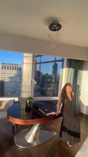 Rebecca Grant Instagram - Enjoying a gorgeous #nyc #sunset at the incredible @mo_newyork 
With rooms as nice as this who really wants to go out? Room service maybe? New York for the #holidays is so beautiful have you ever been?
Have you ever stayed at a #mandarinoriental hotel? If so which one? Where do you stay when #visiting #newyorkcity What’s your #favorite thing to do #eat #shop #sightsee #relax #christmas 
Name some #restaurants you #love #instagood #commentbelow #comment4comment #rebeccagrant #meshki #ootd #instagram #explore #explorepage
One of my #favorite things to do is #iceskating in #rockefellercenter then  #dinner at @masseriadeivini ⛸️👨🏻‍🍳