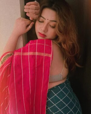 Rekha Mona Instagram - Mai😌 ho gyi hu thodi bhari🫠 per chordo vo sb🫤 dekho meri sari 🫣😍#wahwah